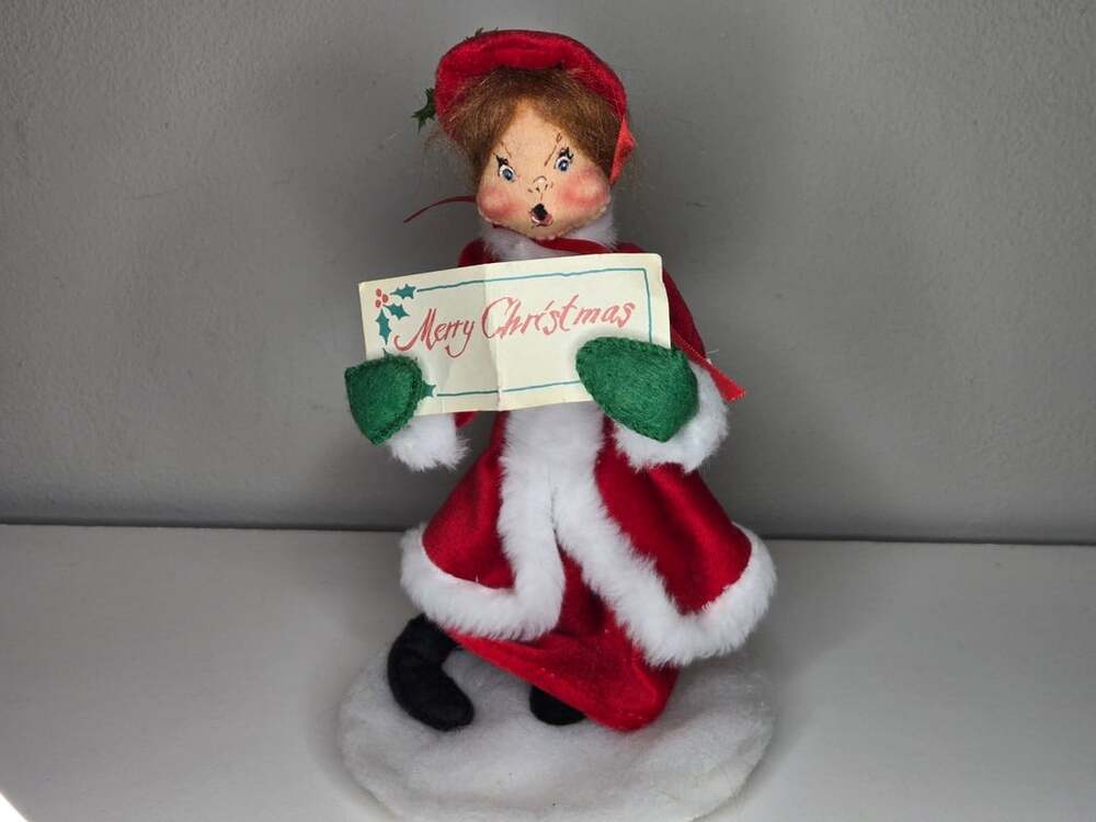Annalee Christmas Caroler Woman Doll Merry Christmas Music Sheet 1987